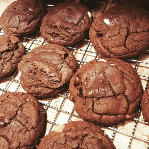 دبل تشوكليت كوكيز بالشوكولاته البيضا #double #chocolate #chips #cookies #whitechocolate #baking #bakery #bakerylife #pastery #حلى #كوكيز #تشوكلت #شوكولاته #الرياض #بيكري #شوكولاته_بيضاء #قهوه #قهوة #كوفي #حلا