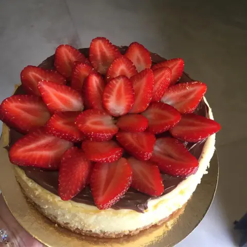 صباح الفراوله صباح التشيز .. للطلب دايركت او على الواتس اب .. نسعد باستقبال طلباتكم وحجزكم للاجازه والحفلات مع الاستعداد لتوفير الصياني او الورد او اي طلب خاص بكم ☕️ يرضي ذائقتكم