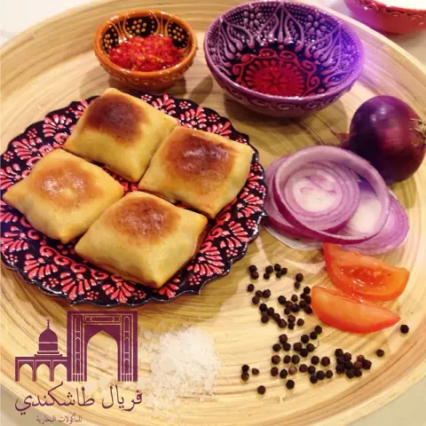 الفرموزة.. عجين مطهو في الفرن معد منزليا بحشوة اللحم الطازج والبصل .. ولمحبين النكهة الحارة من الممكن اضافة الفلفل Farmouza or as named in Uzbek: "Samsa".. Is homemade dough pastry baked in oven and stuffed with lamb meat and onions.. And for those who like it spicy, we can always add some chili #Uzbek #uzbekfood #bukhari #bukharifood #tashkent #kitchen #cuisine #homemade #pastries #بخاري #اكل_بخاري #فريال_طاشكندي #مطبخ #فرموزة #معجنات #مفرزة