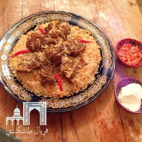 Uzbek Rice with Lamb Served with tomato & onion & vinegar side salad. الزر البخاري من مطبخ فريال طاشكندي المعد بلحم الضأن الطازج. يقدم مع سلطة الطماطم والبصل الخاصة. #Uzbek #uzbekfood #bukhari #bukharifood #tashkent #kitchen #cuisine #homemade #pastries #بخاري #اكل_بخاري #فريال_طاشكندي #مطبخ #معجنات #مفرزة #رز_بخاري