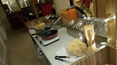 زبائننا الكرام يوجد لدينا طباخين رجال او نساء لخدمكتكم و تحضير الباستا كما تحبون ✨