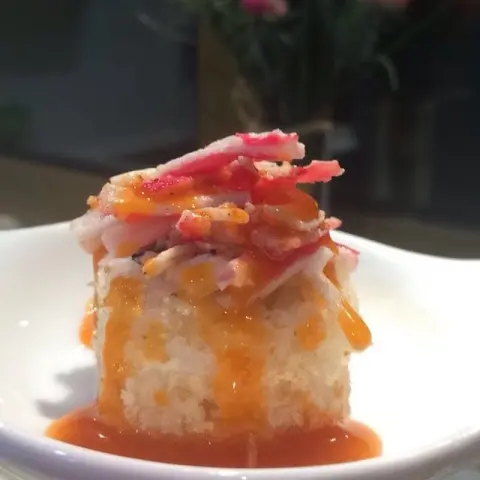 لايفوتكم Crunchy Roll السوشي المقرمش (أرز +افوكادو) مغطى برقائق التمبورا المقرمشه ومن الاعلى شرائح الكراب والصوص الروسي. عدد القطع ٨ السعر ٥٢ #سوشي #لذيذ #متميز #رائع #sushi #الدمام #الخبر #يمي_يمي #delicious #سوشي #لذيذ #كوريا #كوري #اليابان #شوبستيكس #يمي #صوص #حفله #عزيمه #زواره #بارتي #صديقات #اهل #الدمام #الخبر
