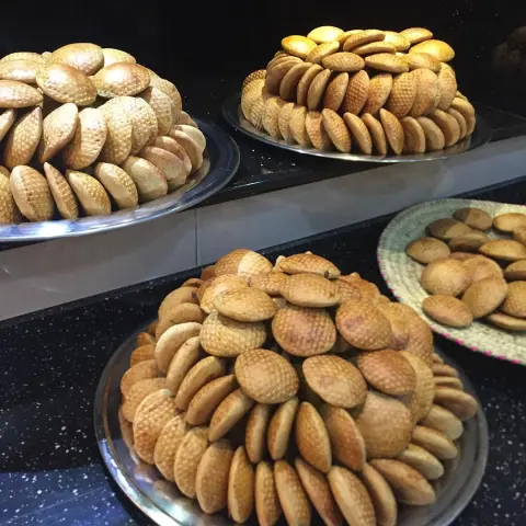 ماشاءالله اللهم بارك معليش تحملوني اغثكم صور خاصه اول ما تطلع الكليجا من الفرن ما اقاوم المنظر والشكل والطعم والريحه طبعا لدرجة اراسل نفسي واتس اب واحجز علبتين