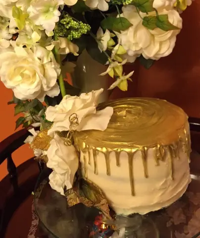Golden drip cake. #cake #كيك #الرياض #riyadh #golden