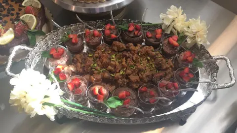 الصينية الثانية جمعت بين الماضي والحاضر ( قشد وأكواب موس الشوكولاتة بالفراولة)