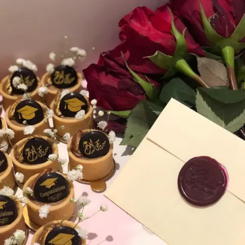 تارت 12 حبه مع لوقو التخرج و باقه ورد وكرت : 170 ريال