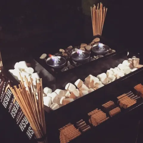How cute is this S'mores bar table Prefect for winter nights ❄️ عربة السمورز مثالية ليالي الشتا الكمية راهية ، راح تحبونها لجمعاتكم