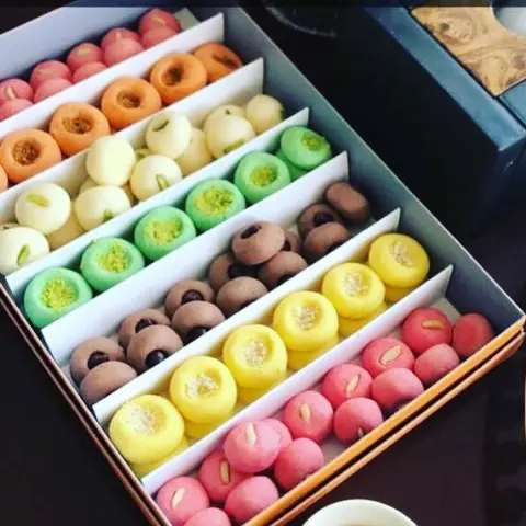 يسلمون لنا الناس الذرق الي يتعاملون معنا #بيانكو #غريبه_ملونه #غريبه_بالفستق #ضيافه #حلى_قهوه