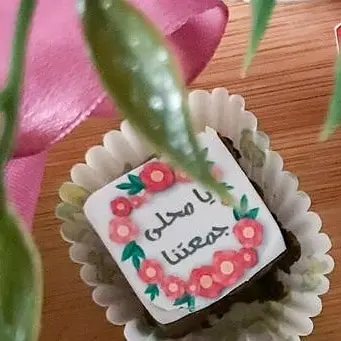 قطع براوني صغيرة بعبارات مختلفة Brownies #lollipop #cake #chocolate #happy #sweet #brownies #jeddah #roza_for_lollipop_cake_brownie