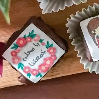 قطع براوني صغيرة بعبارات مختلفة Brownies #lollipop #cake #chocolate #happy #sweet #brownies #jeddah #roza_for_lollipop_cake_brownie