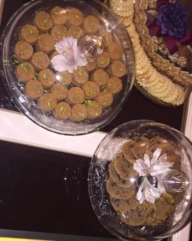 مساء الخير مازالت عروضننا مستتتمره في #ينبع العرض الأول أي كيكة ب ٥٥ ريال بسس (كوكيز _ فراوله_ جزر _الفستق و اللوز _ شوكلاته _ قرفه _ ليمون بالتوت _ تفاح _برتقال _ جوز الهند) العرض الثاني ١٨ قطعة من الكوكيز بالشوكلاته او العادي ب٤٥ ريال بسس ويمكن اضافة اي نوع من الحشوات ب٥ريال فقط عالطلب لدينا توصيل بمبلغ اضافي سارعو بالحجز ف الكميات محدوده ل كل يوم
