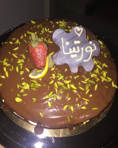 كيكة الشوكلاته بحشوة كريمة الجبن وقطع الفراوله