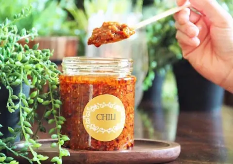لمحبي المذاق الحار For #spicyfood lovers يقدم مع جميع الوجبات الرئيسية، الساندوتشات أو يضاف إلى الطبخ حسب الرغبة . #فلفل #مخلل #مخللات #اكلات #اكلات_سهله #اكلات_سريعه #رز #chili #pickles #sauce #homemade #riyadhfood #riyadh #لذيذ #yummy