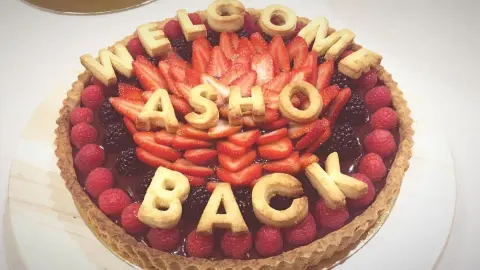 Happy Weekend Chocolate raspberries and strawberries tart Order now for the weekend.. Made with love #tart #chocolate #weekendvibes #fruit_tart #jeddah_food #تارت #تارت_الشوكولاتة #لي_تارت