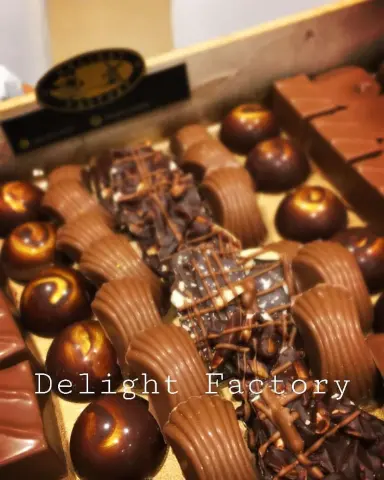 صينية شوكولاتة متنوعه ♥ . . -حشوة الكرانشي كريب . -حشوة السولتد كاراميل . -شوكولاتة دوائر بنكهة الكابتشينو . -شوكولاتة شرائح مع اختياركم من المكسرات