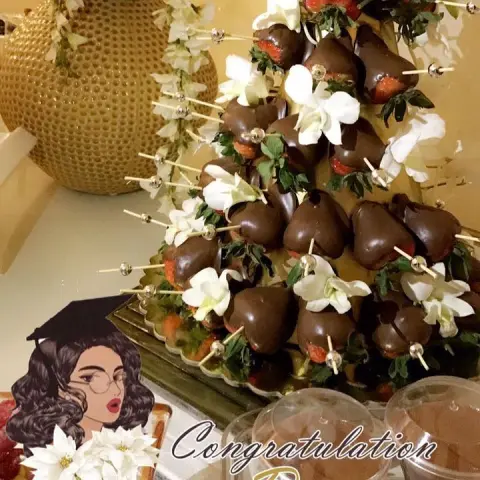 أنعِم بتين طاب طعماً، واكتسى حُسناً، وقاربَ منظراً من مَخبرِ في بَرد ثلج، في نَقا تبر، وفي ريح العبير، وطيب طعم السُكرِ يحكي إذا ما صفّ في أطباقه خِيماً، ضُرِبْنَ من الحرير الأحمرِ