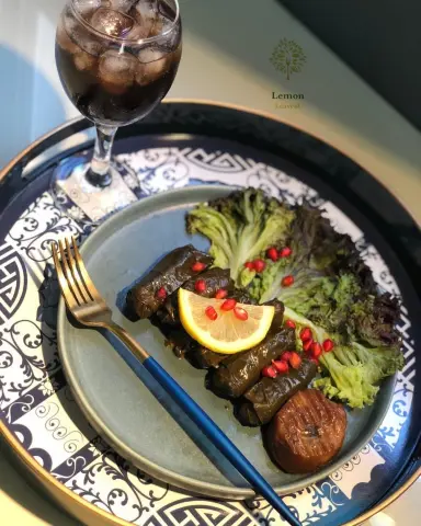 أكله يحبونها البنات بالجمعات والدومات وكل حتة ؟ ورق عنب من يتفق !❤️ . . #food #foodporn #switzerland #paris #riyadh #london #like #love #instagram #camera #makeup #fashion