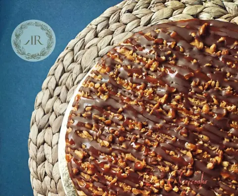 رائعة هي.. براوني تشيزكيك من #آر_تشيزكيك، لذتها تضاهي جمالها. اطلبها الآن لتستمتع بطعم الشوكولا الساحر الممزوج مع نكهة الكراميل وزبدة الفول السوداني الناعمة، نكهة من الأحلام..