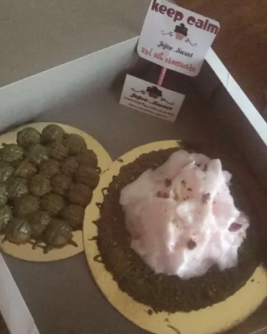 Keep calm and eat cheesecake جديدنا بوكس البيستاشيو كرات الشعيرية بالفستق وتشيز الفستق حجم وسط مع اضافة غزل البنات ب١٠٠فقط لفترة محدودة #تشيز_فستق #تشيز_كيك #ميني_تشيز_كيك #حلويات #شوكلاتة#مولتن_كيك##كوكيز#توزيعات_زواج #حفلات #ثيمات #مناسبات#جدة#شوكلت_موس