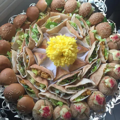 طلبية ٢ صينية فاخرة لتشكيلة من الميني ساندوتش والجورمية الفاخرة .. من منتجات حائل كوزين .. ❤️❤️#مطاعم #مطاعم_الخبر #مطاعم_الدمام #الدمام #الخبر #الشرقية_لايف #السياحة #حائل_كوزين