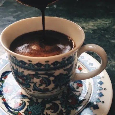 ‎‏القهوة رفيقةُ المساء .. حبيبةُ الوقت .. بإرتشافها يروق المزاج ☕ #قهوة_المساء #قهوة_تركية #مزاج #روقان