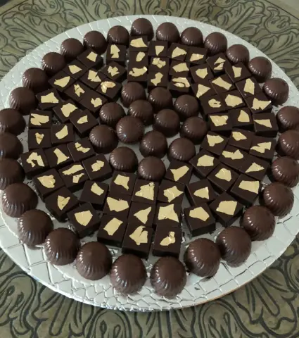 طلبية زبونه شكولاته بحشوة حلاوه طحينيه وساده بورق الذهب