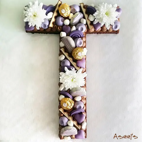 Floral Brownie Letters | T #jeddah #ksa #saudiarabia #sweet #happiness #chocolates #chocolate #brownie #brownies #dessert #delicious #homemade #lettercake #homebakery #شوكولاتة #براوني #براونيز #أسيلزبراونيز #مناسبات #حلويات #جدة #السعودية #جده #شوكولاته #جمعة_اهل