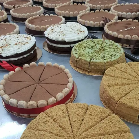 المنتجات في الصورة: كيكة العسل الروسية تيراميسو كلاسيك كيكة الجزر كيكة الفستق بالحلاوة الطحينية للحجز عن طريق الواتساب بدون تسجيل الرقم اضغط على الاسم في البايو #تيراميسو #تراميسو #حلويات #حلى #مناسبات #جدة #جده #شوكوﻻته #شباب #اوريو #نوتيﻻ #كوفي #قهوة