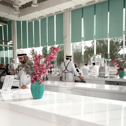 عيدنا هالسنة معكم بفضل الله غير اول مرة نعيد معكم في المقهى ، نورتونا وأسعدتونا بشوفتكم يوم العيد، تشاركنا معكم لحظات جميلة تدرون وش الأحلى !! فريق سلالات ألي حبيتوه واستقبلكم امتداد لرؤيتنا وإيماننا بعملاءنا . استقبلوكم عيالنا من عصر يوم العيد وكل أيام العيد ، والله يجعل أيامنا واياكم كلها أفراح و حب وشغف وإحسان . مواعيد العمل من ٤ العصر إلى ١٠ بالليل والخميس والجمعة إلى ١١ بالليل ، وفريقنا قاعد يكبر بحب ليحتويكم بساعات اكثر بإذن الله