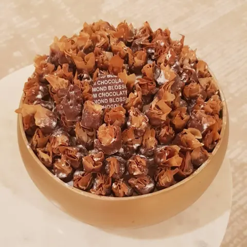 النوع الجديد اسميه النوع الاجرااااامي ، حبه ورا الثانيه جلاّش بالمكسرات .. اترك لكم اسمه انتم سموه ❤❤ . . #صياني #صياني_زواج #صواني #صواني_تقديم #صواني_ضيافة #تشوكلت #شوكلت #عيديه #عيديات #استقبالي #استقبال #استقبال_ولاده #استقبال_مواليد #معايدة #معايده #حلويات #حلويات_العيد #ورد_صناعي #حلى_اللوتس #حلى #بازار #ضيافه_مميزه #ضيافة #افنان_الباتل #باتشي #قوديفا #معرض_القهوة_والشوكولاتة #لاديراخ #لاديراخ_شوكولاتة #اليوم_الوطني