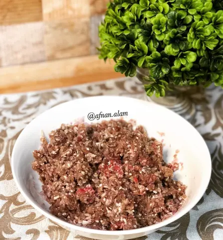 حسابي هذا الشهر برعاية زيوت زي لايت كلها نقية وصافية زيت الذرة وزيت الكانولا وزيت دوار الشمس وكرسبي فراي للقلي ذات مواصفات ومقاييس عالية ومدعمة بالفيتامينات وحاصلة على علامة الجودة ____________________________________________ الحشوة النية بنستخدمها للمنتو الفرموزة العادية سواء بخميرة او بدون الفرموزة في الصينية و الخوشن و الجواوا والاورمة والشوشبرة وقيمة نان و قوش نان .. دول اللي جو ع بالي دحين طيب الاسئلة المتوقعه ليش المفروم فرم خشن ؟ عشان لاتصير متماسكة زي الكفتة جوة حبات المنتو مانبغى نحط دهن في الحشوة مو مشكله بس حطي مع البصل شوية زيت اش نوع اللحمة واش افضل نوع لحمة؟ عادي مايفرق لحم غنمي او بقري حسب رغبتك اش المقادير بالزبط ؟ ماكتبتها لانه حسب الوصفه فمثلا زي المنتو نص كيلو لحم مفروم كفايه لعائله ٤ اشخاص اما للشبره ربع كيلو كفااااايه لعائله من ٤ اشخاص ف حسب كل وصفه هيا ايش حتكون المقادير اي اسئلة تانيه اكتبولي في التعليقات♥️