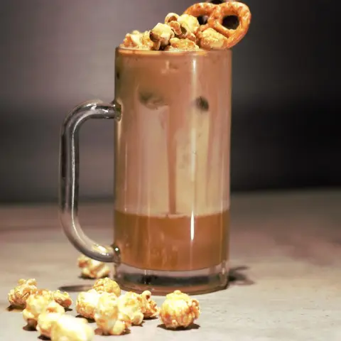 Salted caramel latte سولتد كراميل لاتيه . . . #قهوة #لاتيه #قهوة مختصة #جدة #coffee #specialtycoffee