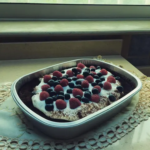 نستقبل معاكم شهر نوفمبر ❤️ ببودنغ الشوكلاتة يقدم ساخن مع التوت والكريمة ‍