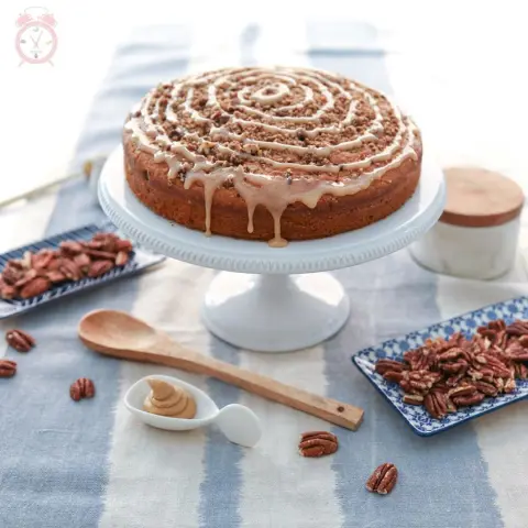 Pecans cake with maple syrup glaze ✨✨#happyfridaypeople #jeddah_city#creamoclock#cake
