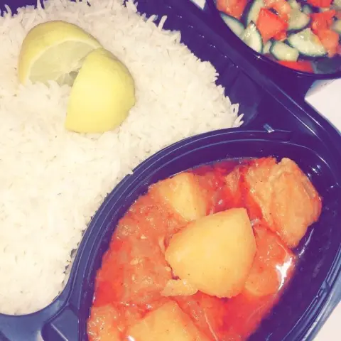 وجبة غداء عمل : مكونة من ارز ابيض وايدام بطاطس باللحم .. المقبلات : سلطة خضراء وللإضافة : سلطة حارة + شطة للاشتراك الرجاء زيارة الرابط الموجود في البايو #وجبات #وجبات_الديوانية #وجبات_غداء_عمل #جدة