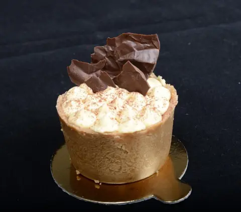 تشيز الجبن والقهوه بحشوه الشوكلاته ☕️#سويت #حلا #حلالذيذ #sweets #cave #كاكو