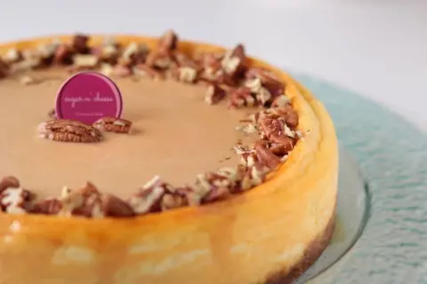 جديدنا تشيز كيك الكراميل وجوز البيكان ✨