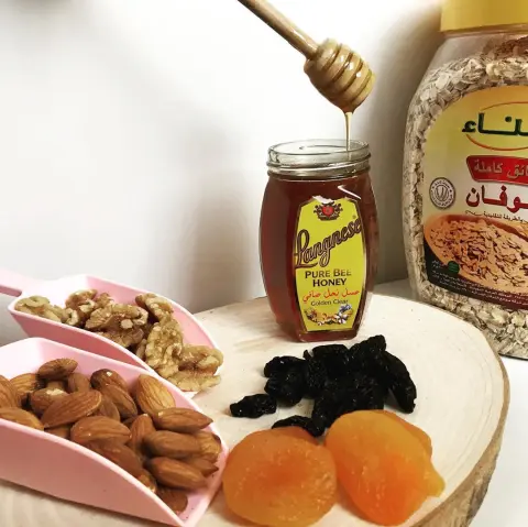 جرانولا مصنوع من أجود أنواع المكسرات والفواكه المجففه والعسل الطبيعي وحبوب الشوفان الكامله مُعد بمعايير عاليه من النظافه
