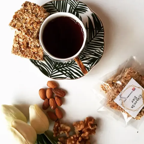 جرانولا بار خياركم الصحي دائماً ،،،،رائع كإفطار صحي ولذيذ مع فنجان قهوه ،،،،خيار صحي وسريع للطلاب والموظفين ،،،،،مصنوع من أجود أنواع المكسرات والشوفان الكامل والعسل الطبيعي