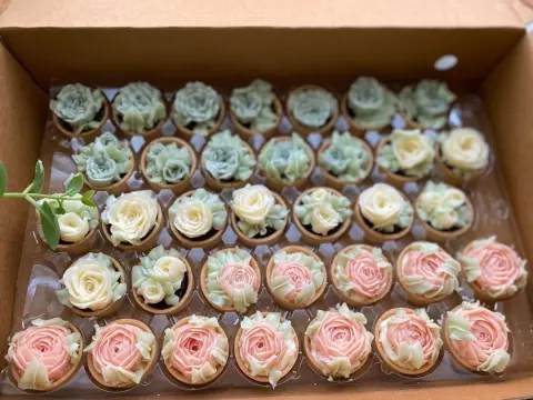 . . . #minitarts #buttercreamflowers #flowers #spring