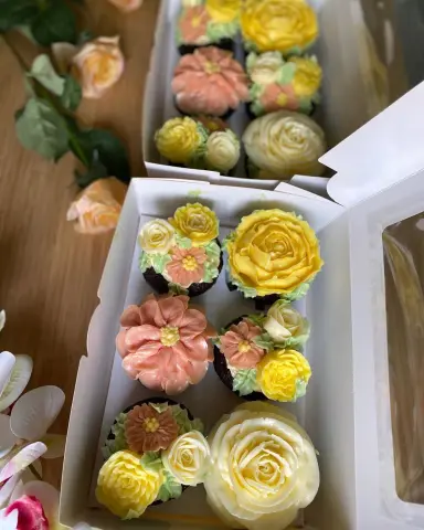 Stay Home , Be Save and Eat cupcakes . . . #cupcakes #stayhome #sweet #flowers #cupcakesofinstagram #cupcakedecorating #koreanbuttercreamflowers #buttercreamflowers