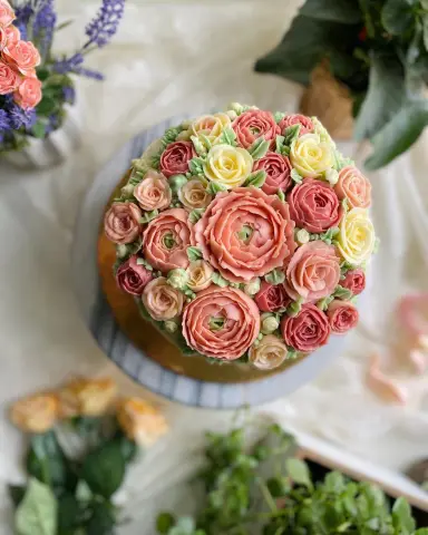 bouquet cake . . . #cake #cakedecorating #cakes #cakesofinstagram #flowers #buttercream #buttercreamflowers #koreanbuttercreamflowers