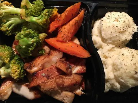 #grilledchicken w #carrot and #broccoli and #potato ♥️ #دجاج_مشوي مع #جزر #بروكلي و #بطاطس . . . . . . . . . . . . . . . #yummymummies #غداء #غداء_صحي #اكل_صحي #lunch #جدة #اشتراكات #مطاعم_جده #يمي #يمي_جدة #غداء_عمل #healthyfood #healthyeating #healthylunch #jeddah #jeddahfood #jeddhlunch