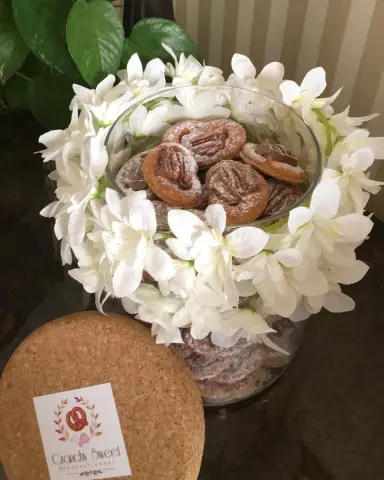 مشاركة cranchy sweet لمعرض الرسم المقام في مقهى .. . . #حلويات_منزلية#أسر_منتجة#حلى_قهوة#sweet#cranchy_sweet#