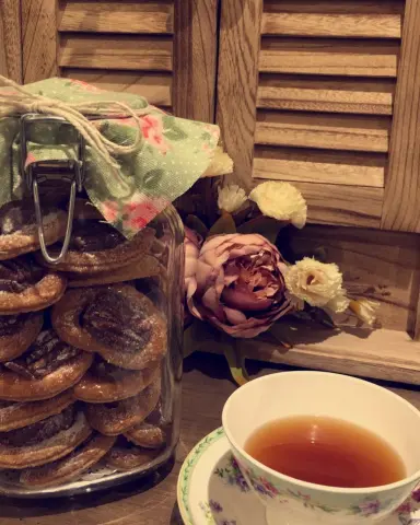 Take abraek ,, take a cranchy sweet ..☕️☺ . . #حلويات_منزلية#أسر_منتجة#حلى_قهوة#sweet#cranchy_sweet#