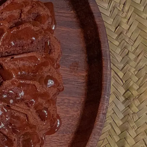 (بكل حبّ، بكل إتقان) كعك التمر بالقرفة مع صوص الكريمة المعدّ بوصفة خاصة من مخبز هشّ أفضل رفيق للقهوة العربية / حجم واحد = ٤٥ ريال