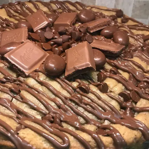 تارت الكوكيز و كيكة الكوكيز متعودة كل رمضان أعمل عليهم عرض جبار وحشني شغلي يارب افرج الكربة .. #تارت #كوكيز #نوتيلا #يمي #شوكولاتة #رمضان