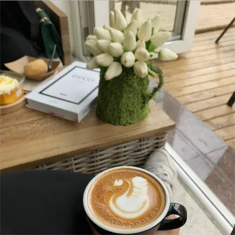 يثبُ الفنجانُ من لهفتهِ في يدي ، شوقاً إلى فنجانها ..