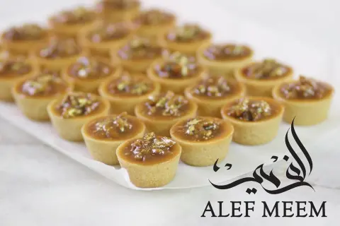 - تارت البيكان المملح ، " بنكهـة ألف ميم الخاصـة " ✨ صندوق يحتوي على ٢٤ قطعة . . الصندوق مزين بـ أزهار الجيبسوفيلا لنزيد لحظاتكم رقـة .. وَ لذة لا تنتهي