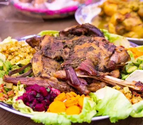 اللحم المحمر مع الخضار الموسمية سويته وخبز الدار الطازج. #كوزينه #الرياض #مغربي